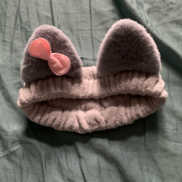 This is a headband that is a cat with a bow on it, it’s grey and fluffy. - Picture 2 of 3